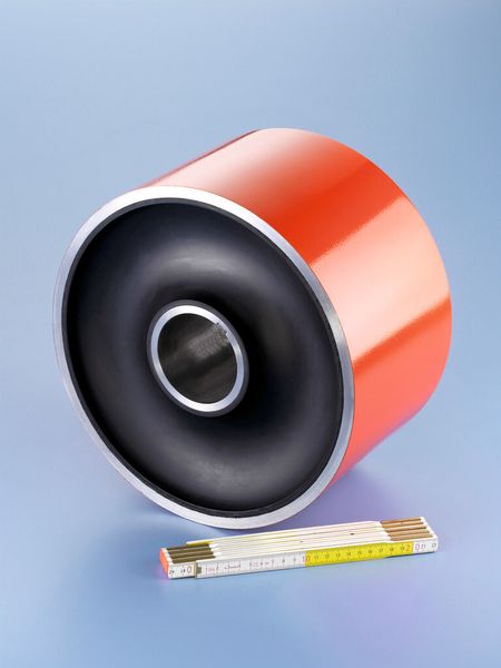 Bild 2: Dämpfungselemente für Bagger werden als Gummi-Metall-Verbindungen hergestellt. Basis für die Herstellung der dickwandigen Ringpuffer ist eine funktionsoptimierte Kautschukmischung. (Bild: Jäger)