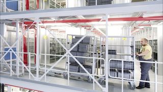 An beiden Seiten des Schäfer Vertical Systems ist jeweils ein drehstrombetriebener Riemenförderer installiert – einer zur Aufgabe der Rollwagen, einer zur Aussteuerung. (Bild: SSI Schäfer)