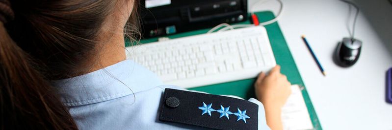 Da Polizeibeamte heutzutage mit stark wachsenden Datenmengen zu tun haben, ist eine passende Datenmanagement-Strategie erforderlich Da Polizeibeamte heutzutage mit stark wachsenden Datenmengen zu tun haben, ist eine passende Datenmanagement-Strategie erforderlich