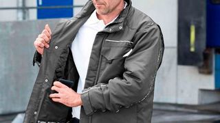 Die Outdoor Winterjacke Dynamic mit Innenfutter in Steppoptik von Mewa bietet dank zahlreicher Taschen praktischen Stauraum für alle Arbeitsutensilien. (Mewa)