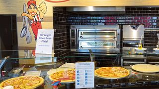 In der Pizza-Werkstatt lässt sich lecker speisen. Und wer das tut, der tankt meistens auch gleich seinen Wagen voll. (Bild: Rosenow/»kfz-betrieb«)