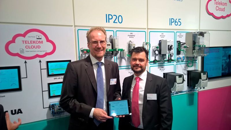 Stefan Selke, Segment Marketing Manager MOEM bei Eaton (li.), und Markus Lindemann, Leiter GCC Embedded & M2M Solutions von T-Systems, haben auf der SPS IPC Drives ihre Kooperation vorgestellt. (S. Häuslein/konstruktionspraxis)