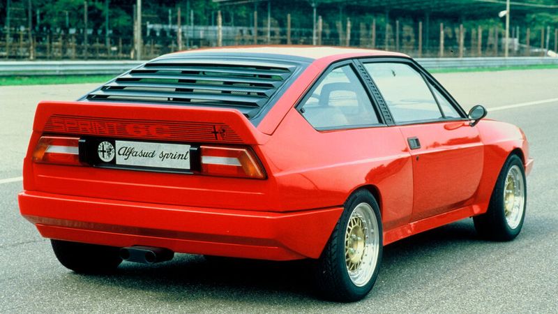 Für den Einsatz in der Gruppe B der Rallye-WM entstehen 1982 zwei Prototypen des Typs Sprint 6C mit Hinterradantrieb und leistungsgesteigertem Sechszylinder-Mittelmotor aus dem GTV6. (Alfa Romeo Stellantis)