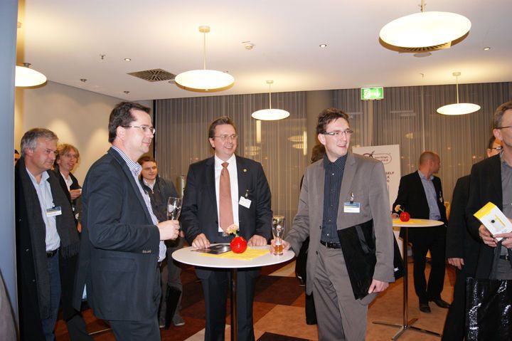 Entspannte Atmosphäre nach einem informationsreichen Channel-Tag (Archiv: Vogel Business Media)