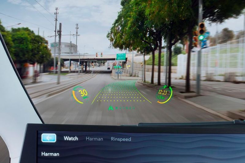 Dank holografischer Laser-Projektionen ist die genutzte Sichtfläche um ein Vielfaches grösser als bei heute üblichen Head-Up-Displays. (Rinspeed)