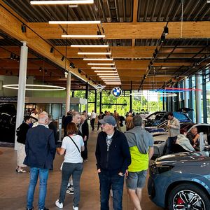Im neuen BMW- und Mini-Autohaus werden die Fahrzeuge auf 940 Quadratmetern präsentiert.(Bild:  Silke Rosar, Fotostudio Camera Obscura 3D-Visualisierung)