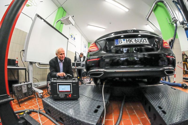 Dafür gibt es bereits die nötige Messtechnik, und auch die Ausrüstung für die Werkstätten, ein erweiterter Bremsenprüfstand ist bereits in der Erprobung. (Bild: Zietz/»kfz-betrieb«)