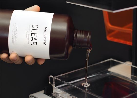 Das transparente lichtempfindliche Polymer, aus dem der Form 1 die Objekte erstellt. (formlabs)