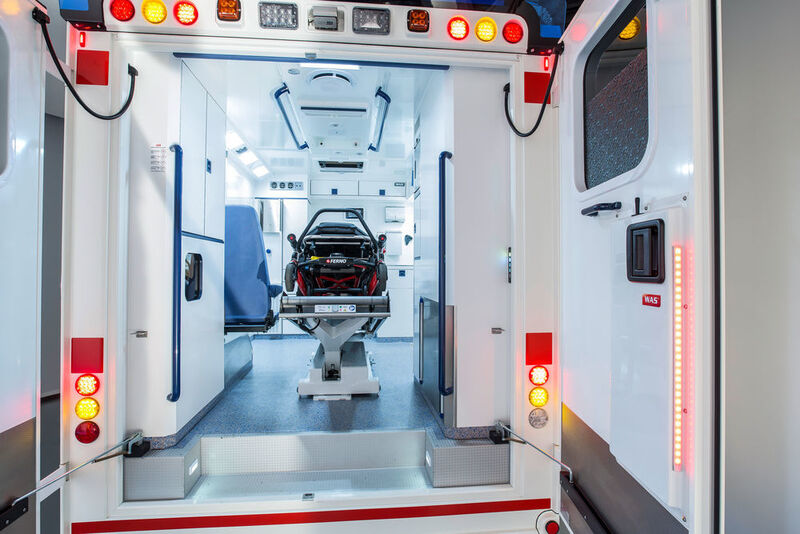 Beim Rettungswagen WAS 500 ist eine in die Decke integrierte Desinfektionsanlage eingebaut, die über zwei Sprühdüsen den Behandlungsraum von Keimen und Krankheitserregern befreit. (Foto: Daimler)