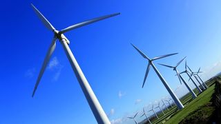 Mit Spitzengeschwindigkeiten von bis zu 300 km/h schnellt die Blattspitze einer Windkraftanlage durch die Luft. Dabei realisieren Hochleisutngsklebstoffe immer effizientere Windkraftanlagen. Bild: Henkel (Archiv: Vogel Business Media)