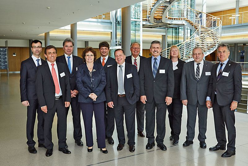 Die Weichen auf Zukunft gestellt: In Leipzig wählten die Mitglieder 15 Unternehmer in den neuen Vorstand des VDMA Ost: (v.l.) Jens Wunderlich, Mathias Schwarzendahl, Klaus Müller, Ingrid Weinhold, Jörg Lässig, Jens Hertwig, Hans J. Naumann, Udo Staps, Dagmar Mahrwald, Harry Thonig, Mathis Kuchejda. Nicht abgebildet: Steffen Gebauer, Markus Radmacher, Stefan Schmitz, Christoph von Waldow. (VDMA Ost)