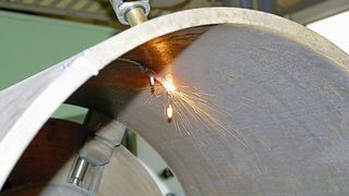 Schnell und präzise arbeitet der Autogen-Schneidbrenner individuelle Ausschnitte in die bis zu 70 Millimeter starken Stahlblechrohre. (Archiv: Vogel Business Media)