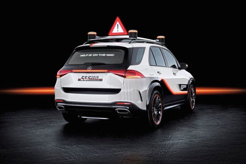 Auf dem Dach gibt es ein aufstellbares Warndreieck. Außerdem enthalten die Säulen an den Ecken des Dachs Warnleuchten in verschiedenen Farben. (Daimler)