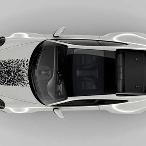 Beim von Porsche eigens entwickelten sogenannte Direct-Printing-Verfahren wird das Design ähnlich wie bei einem Tintenstrahldrucker aufgetragen. (Bild:  Porsche)