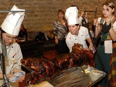 Gut gebrutzelt servierten die Köche ein komplettes Spanferkel. (Archiv: Vogel Business Media)