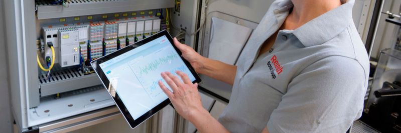 Bei Bosch in Homburg ist das PPMP bereits im Einsatz: Bosch-Ingenieurin Anne Düll misst mit vernetzten Sensoren die Qualität von Öl in einem Prüfstand für Hydraulikventile. (Bild:  Bosch)