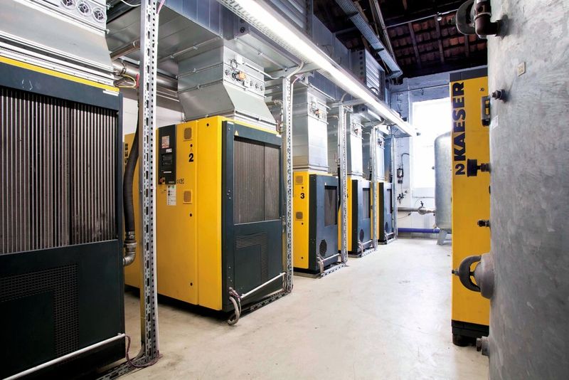 Kaeser liefert individuelle und intelligente Konzepte für die Druckluftversorgung. Die Station von Werner & Mertz ist in einem separaten, gut belüfteten Gebäude untergebracht. (Bild: Kaeser)