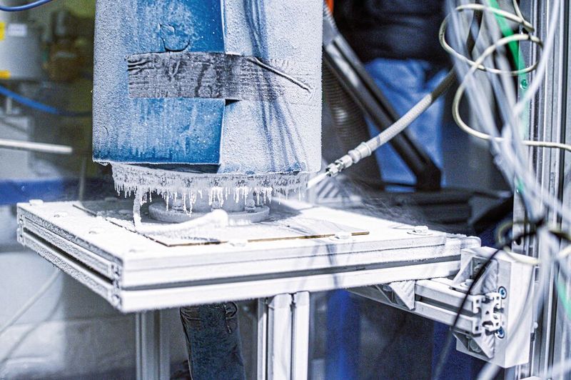 Die Strukturelemente verformen sich in Folge der Beförderung und Lagerung von kryogenem Flüssigsauerstoff bei –180 ˚C – das müssen die Linearführungen aushalten. (Kenneth Tagscherer/Warr)