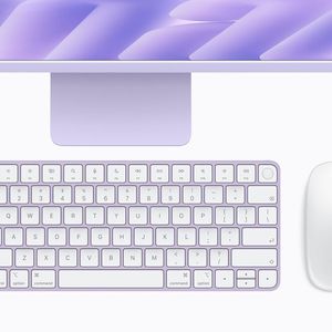 Der iMac ist in den Farben Blau, Grün, Pink, Gelb, Violett, Orange und Silber erhältlich. Passend dazu gibt es auch Tastatur und Maus.(Bild:  Apple)