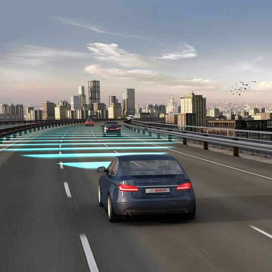 Solange Assistenzsysteme keine Verkehrsregeln brechen, müssen Fahrer etwaige Kinderkrankheiten der Technik hinnehmen.(Bild:  Bosch)