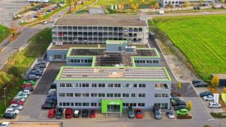 Den Fahrzeugdurchlauf beschleunigen – und damit auch die Schlagzahl im Vertrieb: Die Seitz-Gruppe eröffnete in diesem Jahr am Stammsitz Kempten ihr neues Dienstleistungs- und Logistikzentrum. (Bild: Seitz-Gruppe)