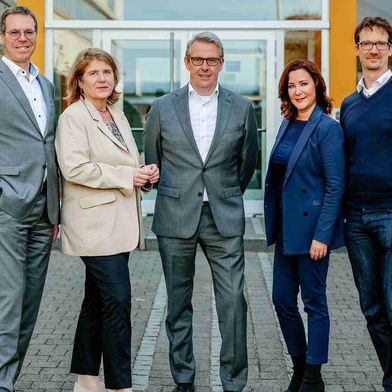 Der neue Vorstand des SEF Smart Electronic Factory e.V. vereint erneut Fachwissen aus Industrie, Wissenschaft und Kommunikation (von links): Professor Dr. Gerrit Sames, Christina Hild, Gerd Ohl, Ulrike Peter und Uwe Jörk. (Bild: SEF Smart Electronic Factory e.V.)