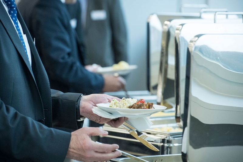 Der Kongress und die Tischmesse im Foyer boten einen angenehmen Rahmen für Gespräche und das Networking. (Thomas Entzeroth)