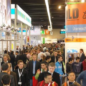 Verlängerte Öffnungszeiten: Die SPS/IPC/DRIVES öffnet in diesem Jahr auch am ersten Messetag ihre Türen bis 19 Uhr. Damit ist mehr Zeit für ausführliche Gespräche zwischen Anwendern und Anbietern.