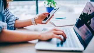 Egal ob am Handy oder am Laptop: Herkömmliche Rechner erhitzen sich nach einer gewissen Zeit, weil die Schalttechnik im Inneren ständig winzige Ströme schließt und öffnet. Eine neue Entwicklung der Uni Regensburg könnte das ändern. (©BullRun - stock.adobe.com)