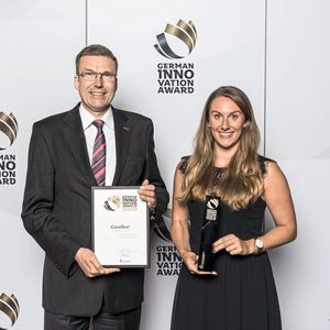 Michael Lindau, Head of Key Account Management und Nina Grevelhörster, Marketingmanagerin bei Coroplast, freuen sich über den German Innovation Award.
