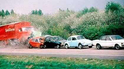 Keine Kosten und Mühen gescheut: Die Macher des 7. Sinn falteten Blech am laufenden Band. (Bild: ARD/WDR)