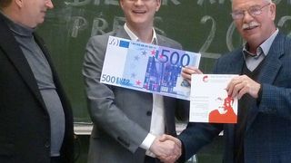 Prof. K. Furmans, Dipl.-Wi.-Ing. Arne Schwarz und Prof. D. Arnold bei der Preisübergabe (v.l.). (Bild: IFL)