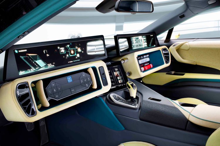 Während einer automatisierten Fahrt könnte der Fahrer das Lenkrad einfach ins Armaturenbrett einklappen und sich so Raum für andere Aktivitäten oder ein entspanntes Zurücklehnen verschaffen. (Foto: ZF TRW)