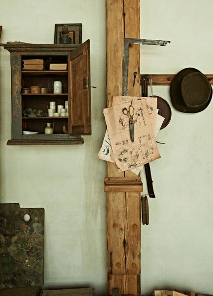 In der neuen Zentrale in München hat Siemens die historische Werkstatt des Firmengründers aus dem Jahr 1847 nachbauen lassen. Die erste Produktionsstätte befand sich in Berlin, im Hinterhaus der Schöneberger Straße 19 im heutigen Bezirk Friedrichshain. Es handelte sich um eine 150 Quadratmeter große Werkstatt, in der zehn Handwerker die ersten Zeigertelegrafen fertigten. Die Geräte wurden an drei Werkbänken aus Weißblech, Kupferdraht, Holzkisten und anderen Materialien hergestellt. Die Werner von Siemens-Werkstatt ist wie ein Schaufenster aufgebaut und öffentlich einsehbar. (Bild: Siemens)