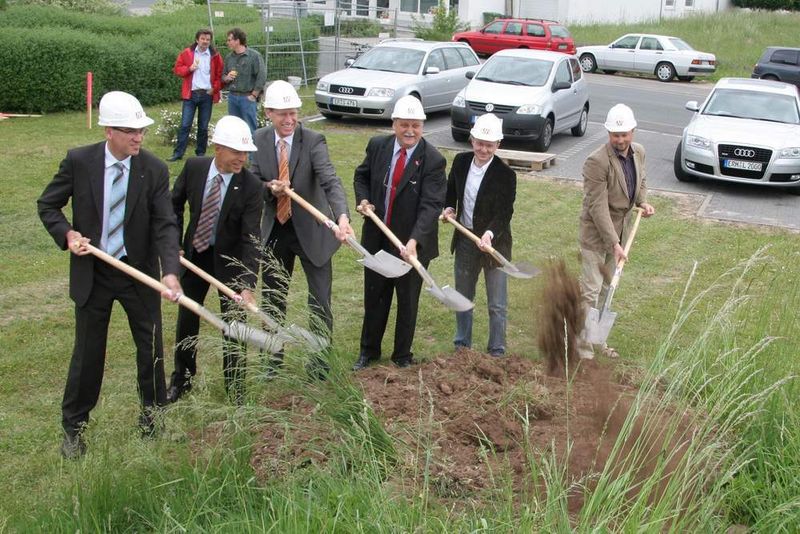 Spatenstich: v.l.n.r. Stefan Schulz (Mauss Bau), Wolfgang Seel (VIPA), Bürgermeister German Hacker, Landrat Eberhard Irlinger, Josef Tröster (Berschneider & Berschneider), Stefan Quandt (Architekt) (Archiv: Vogel Business Media)
