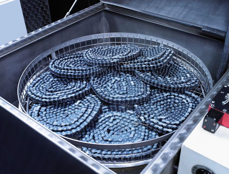 Waschanlage für Ketten  (Bild: Iwis)