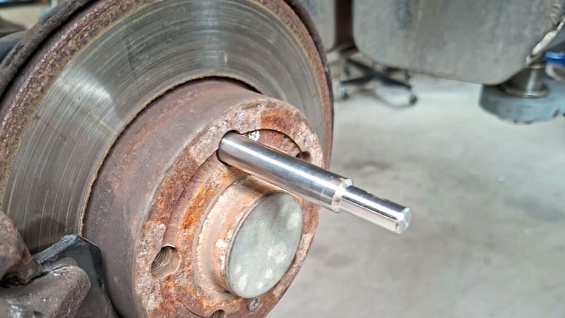  Die „Niso Help“ ist eine Radmontagehilfe aus rostfreiem Edelstahl. Sie fixiert schwere Räder während der Montage exakt in der Radnabe und verhindert so Beschädigungen an Felgen, Bremsscheiben und Bremssätteln. Ein Werkzeug für alle gängigen Gewinde: M12x1,5, M12x1,25, M14x1,5 und M14x1,25. (Bild: Niso Tech)
