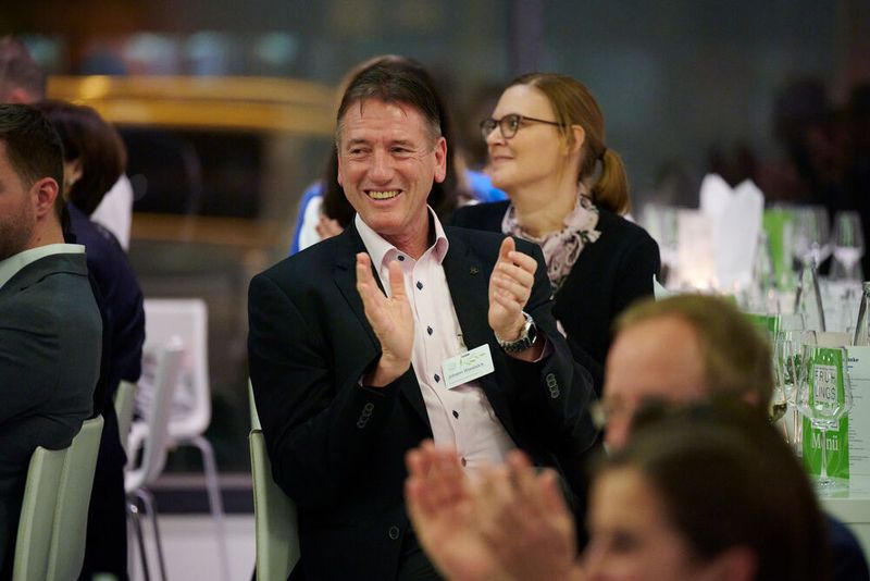 Impressionen vom ELEKTRONIKPRAXIS Frühlingsfest 2023 im Ketterer Kunst mit der Verabschiedung von Johann Wiesböck.  (Bild: © EYE AM CHRIS)