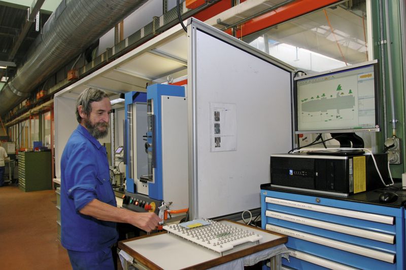 Das Scanning-Gerät erlaubt eine hundertprozentige Prüfung rotationssymmetrischer Bauteile. (Bild: Anne Richter, SMM)