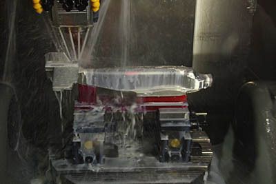 ....beim Blick in den Arbeitsraum dieser C-22-U-Fräse wird es schon offensichtlicher... (Archiv: Vogel Business Media)