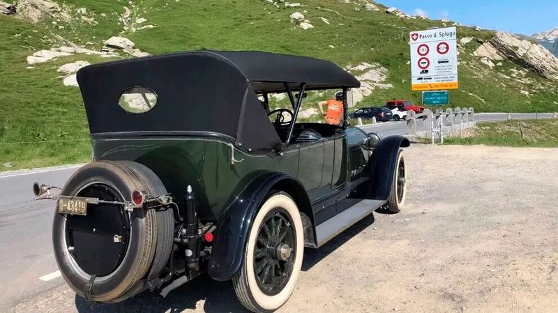 Sogar die berüchtigte Pflasterstraße des alten St.-Gotthard-Passes steckte der leer 2460 kg schwere Koloss problemlos weg. (Bild: Privatarchiv Frank Jung )