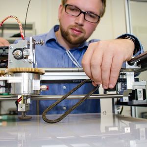 3D-Drucker im Innovationslabor für generative Fertigung am ILK in Dresden verarbeitet endlosfaserverstärkte Thermoplaste.