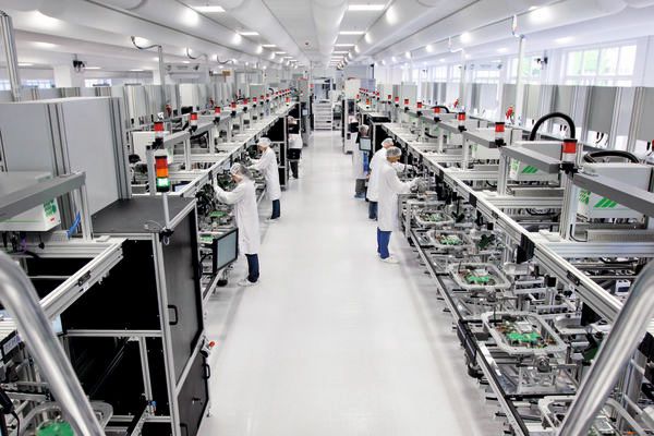 Sauberraum in Zandt: Staubempfindliche Komponenten werden im kontrollierten Bereich gefertigt. (Bild: Zollner)