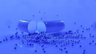 Das Bild zeigt eine geöffnete Arzneimittelkapsel  (Bild: Takedapharma)