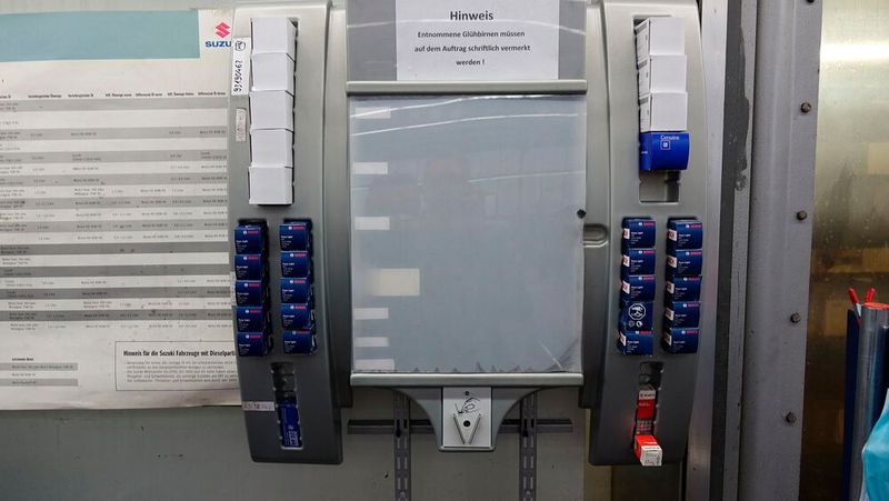 Für Kleinteile wie Glühlampen müssen die Monteure nicht extra ins Lager gehen.  (Bild: Rosenow/»kfz-betrieb«)