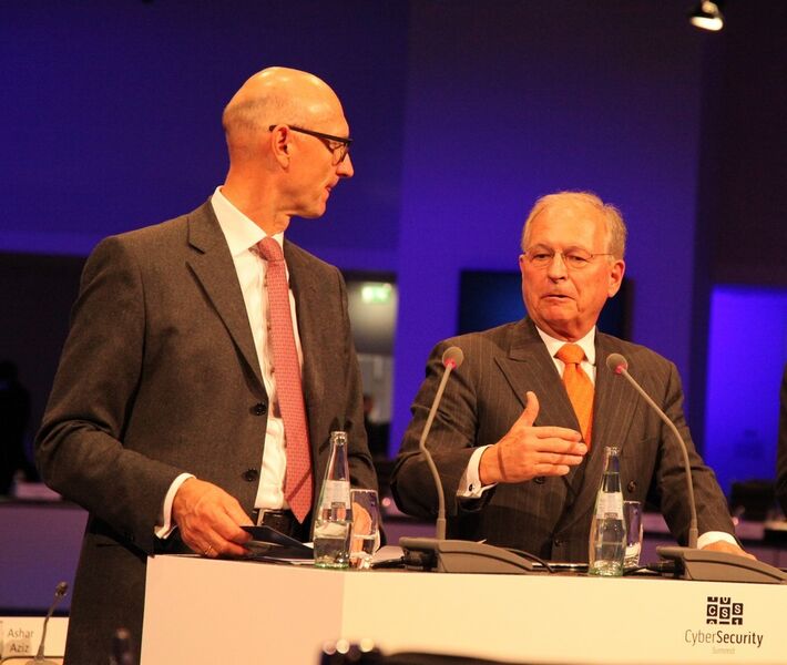 Der ehemalige Diplomat Wolfgang Ischinger (links) und der Telekom-Vorstandsvorsitzende Timotheus Höttges eröffeneten den Summit. (Bild: Bernd Schöne)