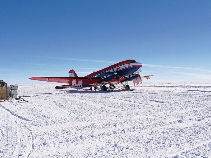 Auftanken des AWI-Polarflugzeugs Polar 6 im Feldlager „Oldest Ice Reconnaissance“ im Dronning Maud Land, das für flugzeug-gestützte Radaruntersuchungen eingesetzt wird.  (Alfred-Wegener-Institut / Alexander Weinhart)