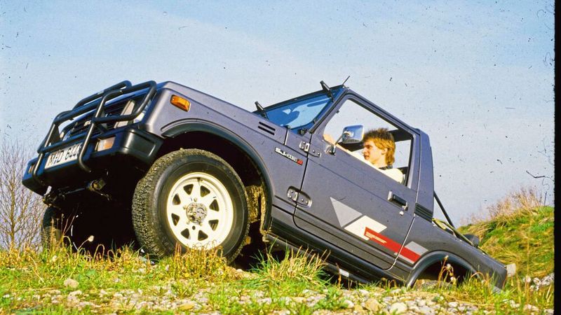 Mit dem SJ 410/413 kommt 1981 der Nachfolger für den LJ 80 auf den Markt. Das Sport Utility Vehicle macht erhöhtes Sitzen gesellschaftsfähig und schick. Ein hoher Spaßfaktor auf und neben befestigten Straßen überzeugt die Käufer. Während im 410 lediglich ein 1,0-Liter-Motor werkelt, kommt im 413 ab 1985 ein 1,3-Liter-Antrieb zum Einsatz. Ab 1988 rollt die überarbeitete Variante Samurei vom Band. (Bild: Suzuki)