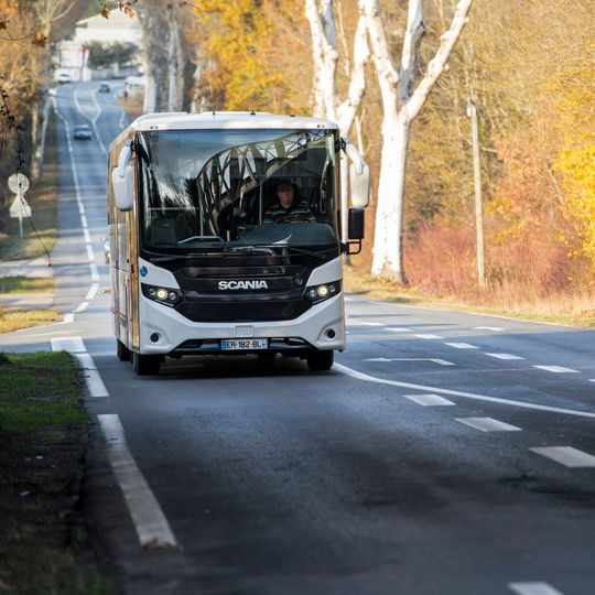 Im Westen Frankreichs fährt ein Scania-Bus mit dem Sprit ED95, der zu 95 Prozent aus Bioethanol besteht.(Bild:  Scania)