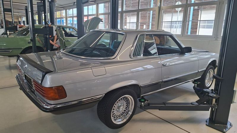 Fanden zu Zeiten des alten Classic Center allen voran Vorkriegs- und Fahrzeuge der 50er und 60er Jahre den Weg zu diesem, so spricht das neue Classic Center gezielt auch die Halter jüngerer Mercedes-Benz-Modelle an – bis hin zum 15 Jahren alten/jungen Youngtimer. (Bild: Dominsky – VCG)